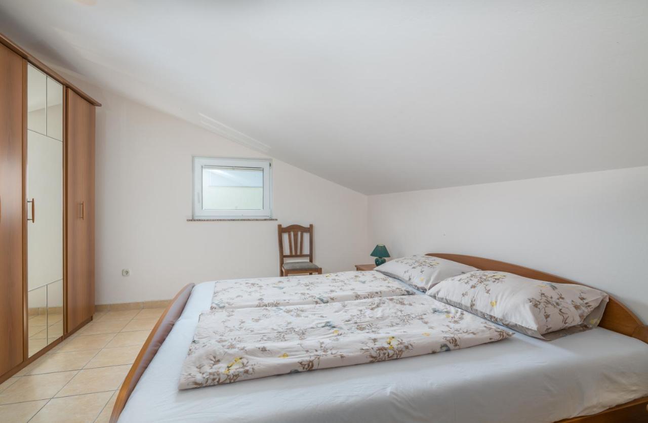 Pansion Dujmović 1 Apartment Malinska Bagian luar foto