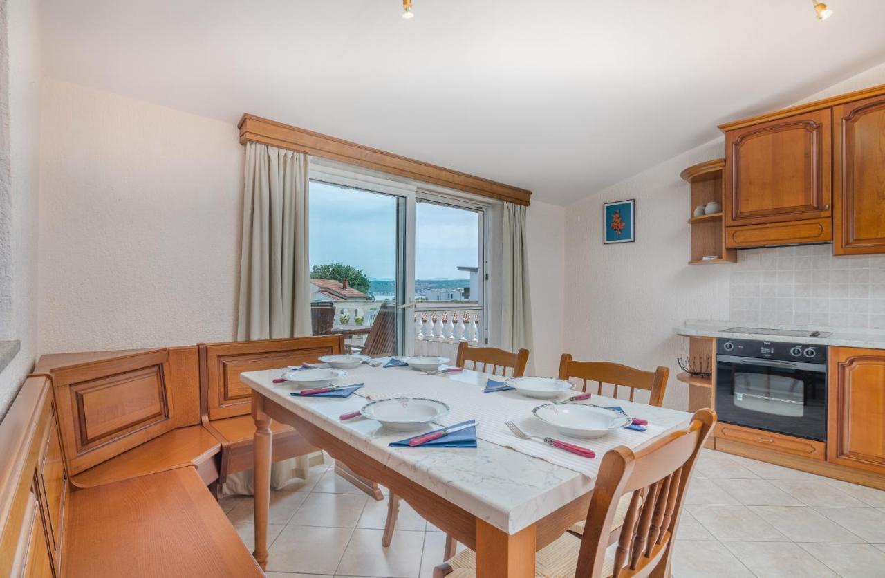 Pansion Dujmović 1 Apartment Malinska Bagian luar foto