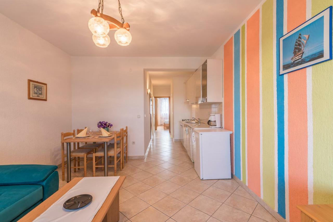 Pansion Dujmović 1 Apartment Malinska Bagian luar foto