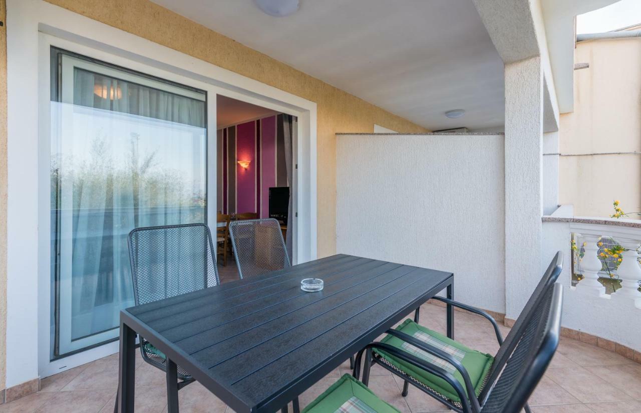 Pansion Dujmović 1 Apartment Malinska Bagian luar foto