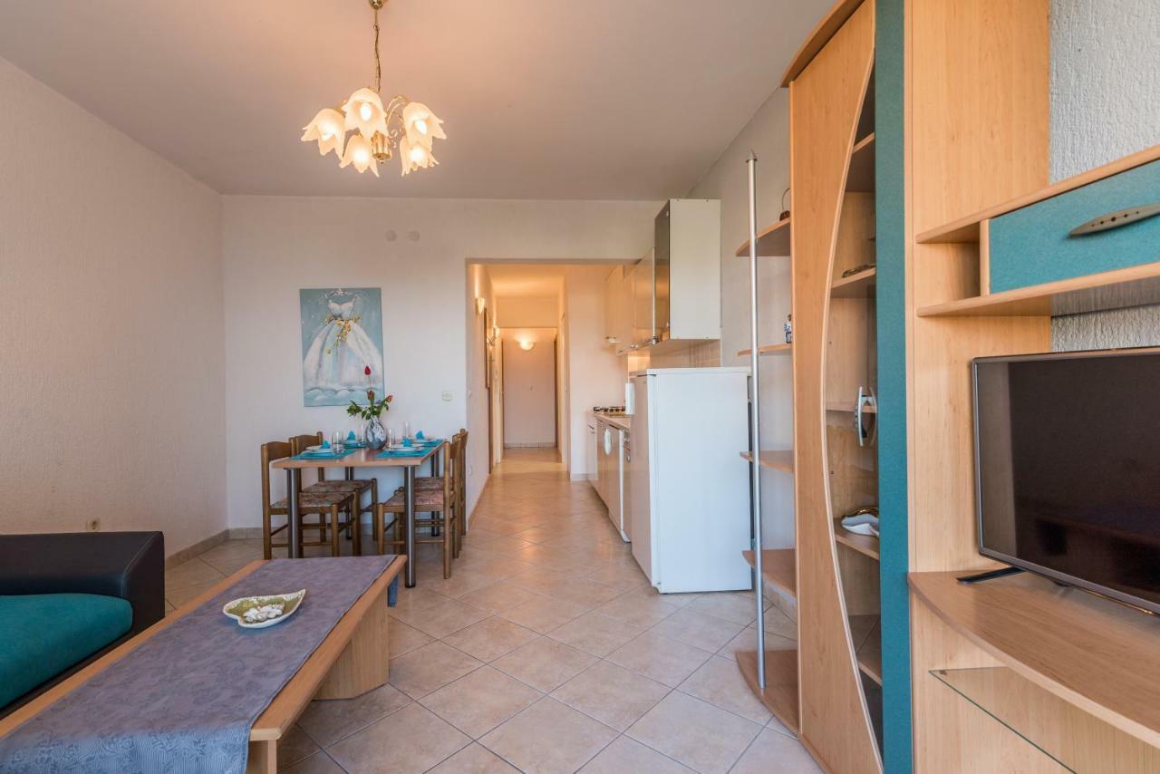 Pansion Dujmović 1 Apartment Malinska Bagian luar foto