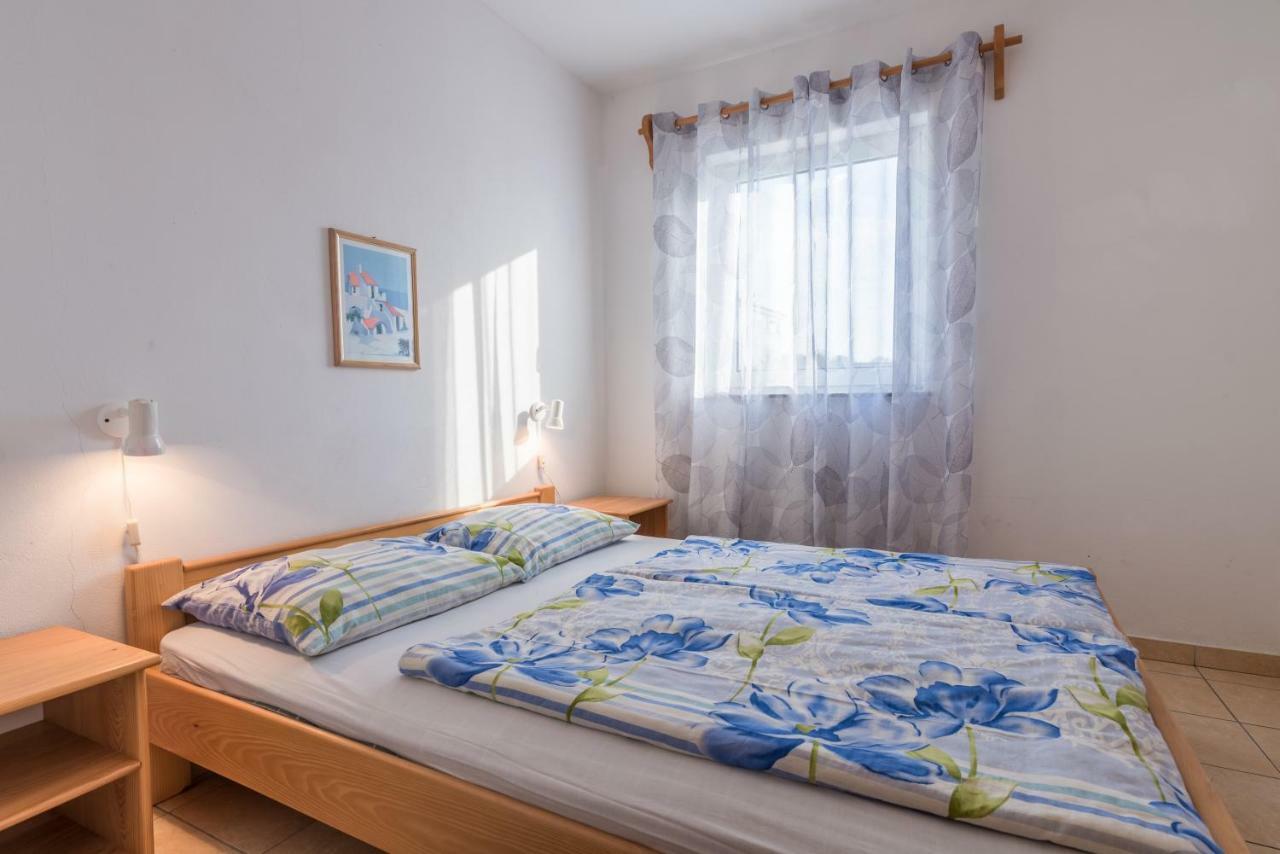 Pansion Dujmović 1 Apartment Malinska Bagian luar foto