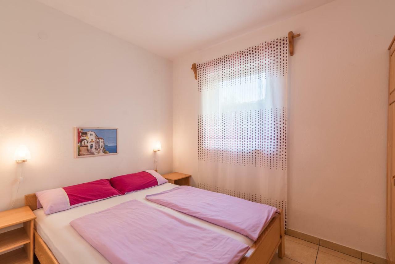 Pansion Dujmović 1 Apartment Malinska Bagian luar foto