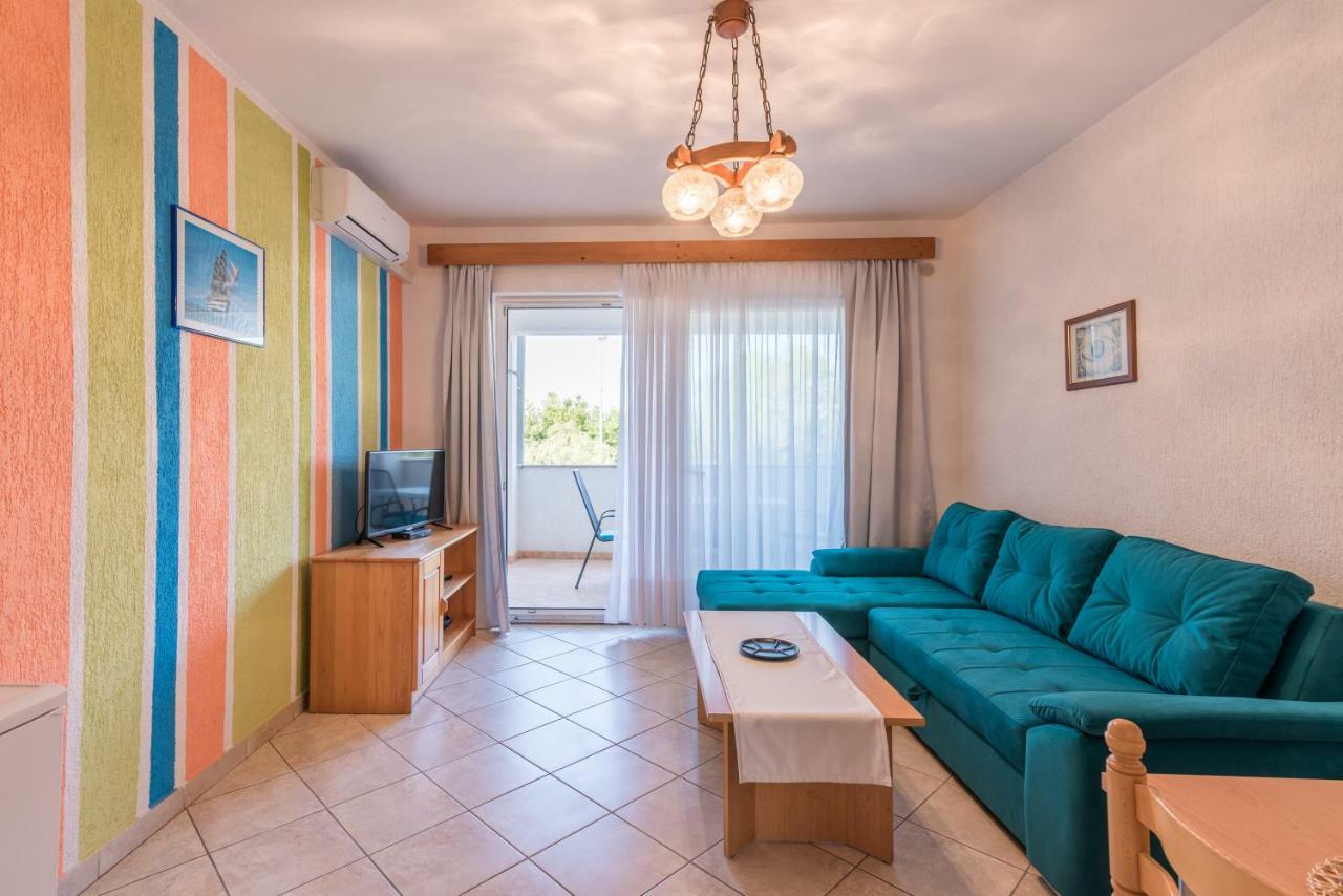Pansion Dujmović 1 Apartment Malinska Bagian luar foto