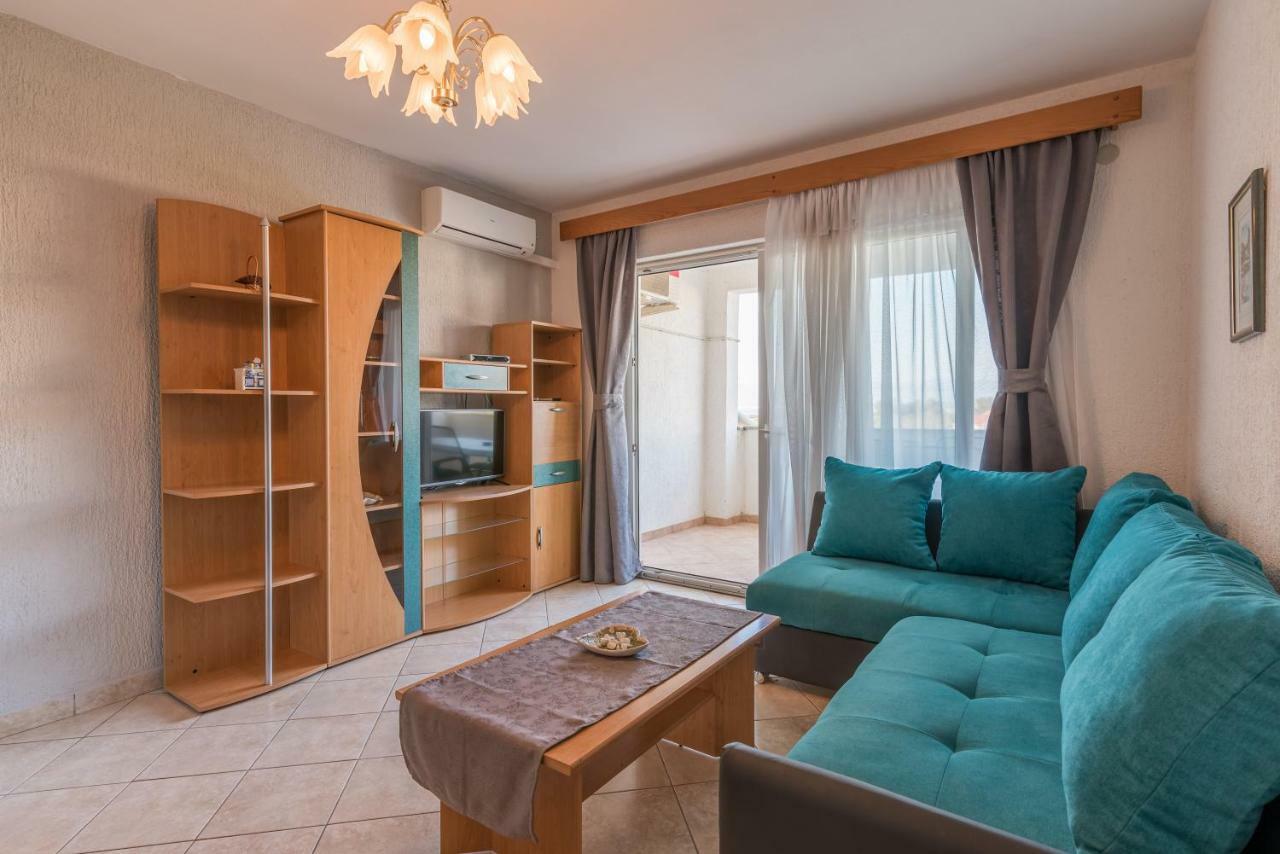 Pansion Dujmović 1 Apartment Malinska Bagian luar foto