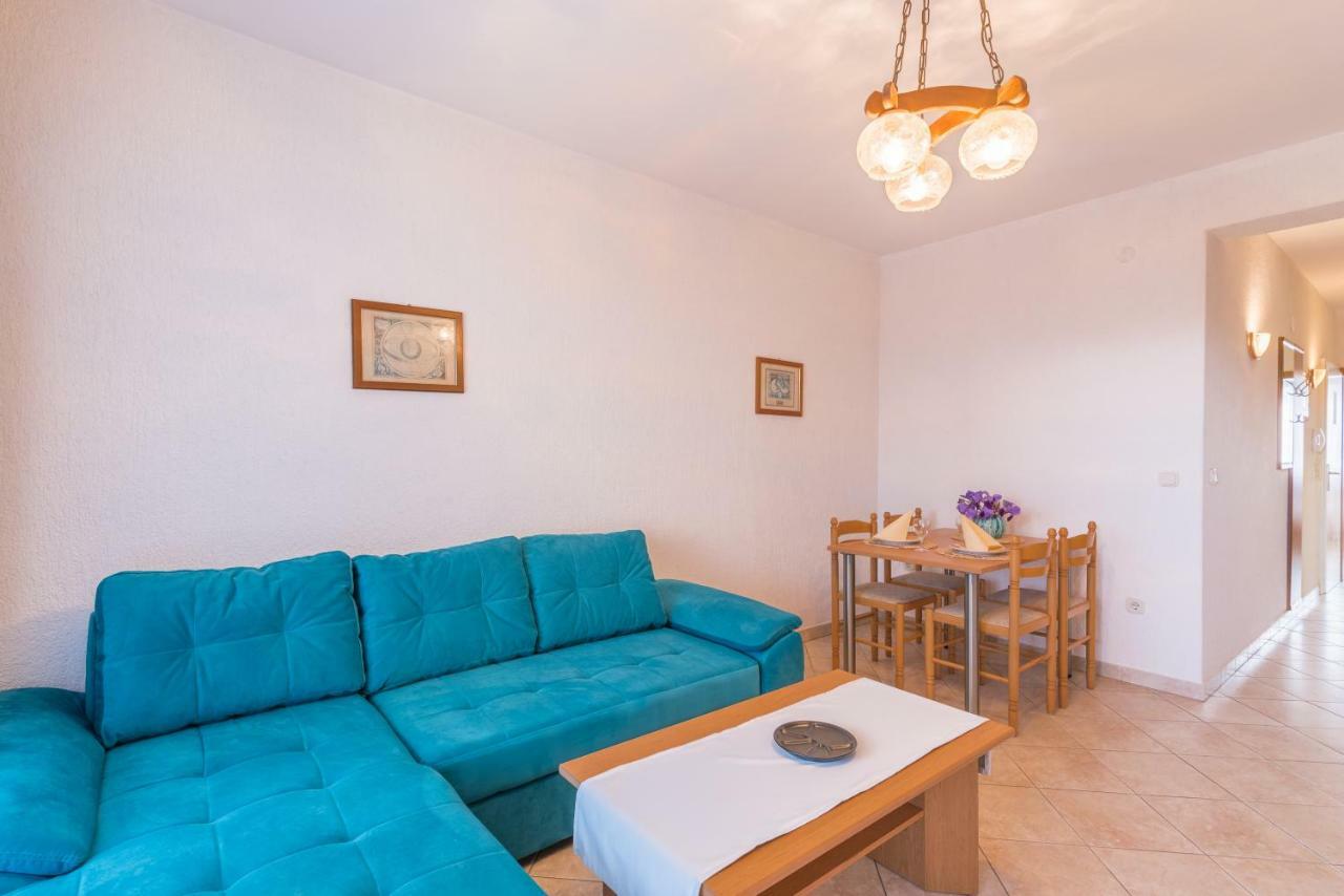 Pansion Dujmović 1 Apartment Malinska Bagian luar foto