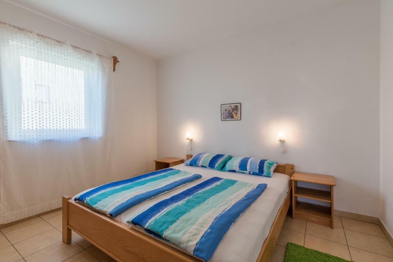 Pansion Dujmović 1 Apartment Malinska Bagian luar foto