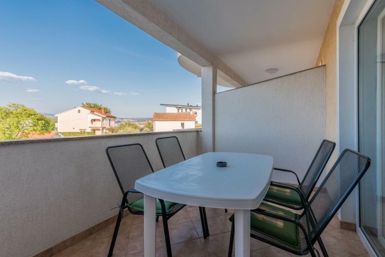 Pansion Dujmović 1 Apartment Malinska Bagian luar foto