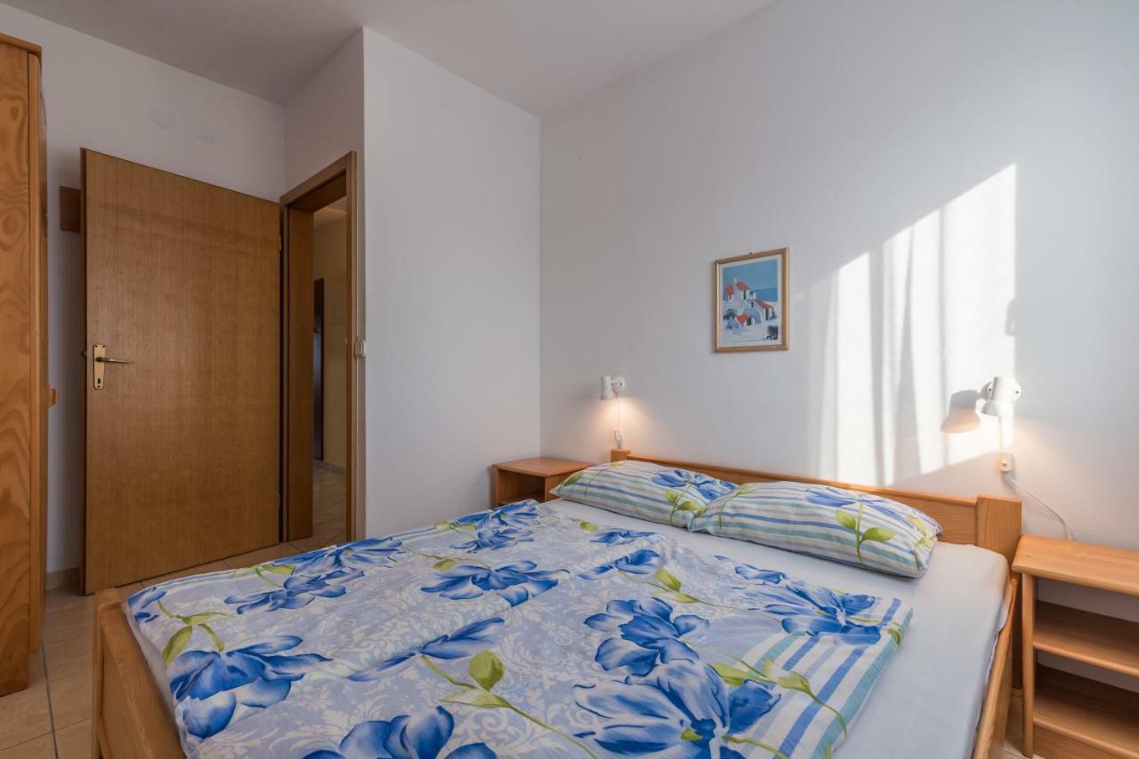 Pansion Dujmović 1 Apartment Malinska Bagian luar foto