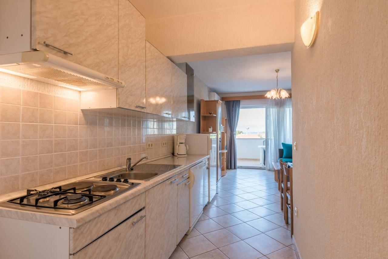 Pansion Dujmović 1 Apartment Malinska Bagian luar foto